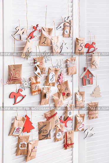 Christmas advent calendar with envelopes on folding screen. Стоковое фото, фотограф Pixel_shot / Фотобанк Лори