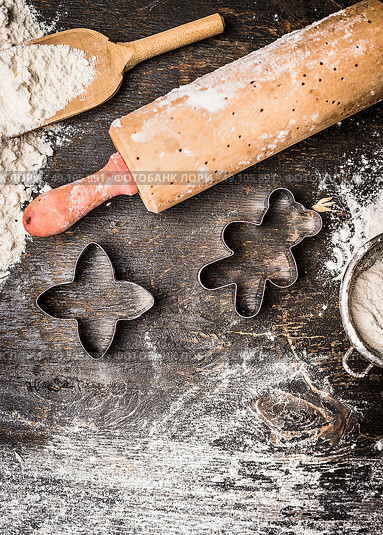 Christmas cookies baking. Preparation with bake molds, rolling pin and flour on wooden background, top view. Стоковое фото, агентство Ingram Publishing / Фотобанк Лори