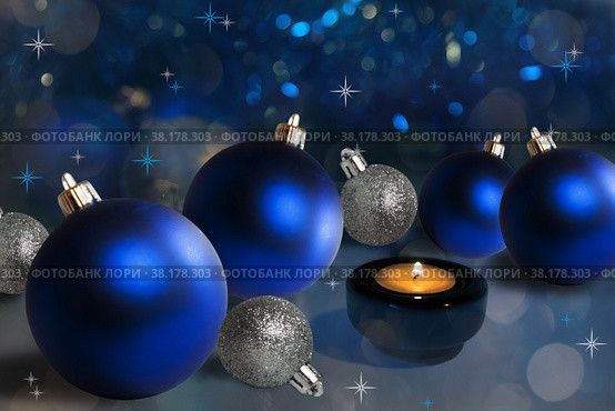 Christmas decoration. Christmas balls and burning candles on a sparkling background. Стоковое фото, фотограф Юлия Бабкина / Фотобанк Лори