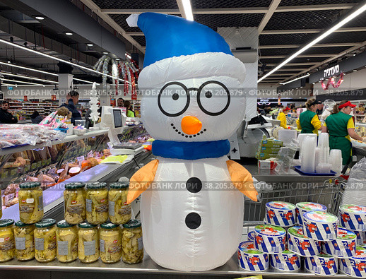 Christmas decoration of a big grocery store (2019 год). Редакционное фото, фотограф Irina Opachevsky / Фотобанк Лори