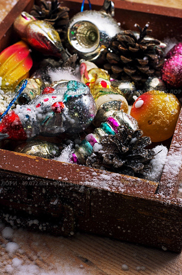 Christmas decorations in the old wooden box. Стоковое фото, агентство Ingram Publishing / Фотобанк Лори
