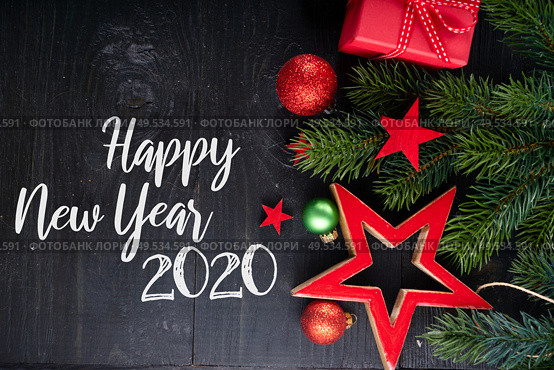 Christmas flat lay scene with red git boxes border, Christmas celebration and gift giving concept, copy space on wooden background with happy new 2020 year greetings. Christmas flat lay scene with golden decorations. Стоковое фото, агентство Ingram Publishing / Фотобанк Лори
