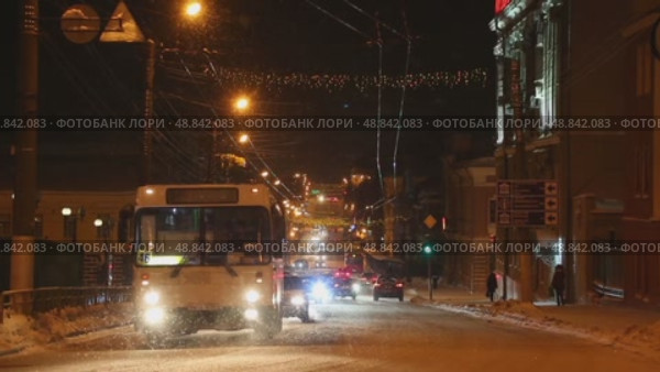 Christmas town in Russia illuminations transport winter frost snow. Стоковое видео, видеограф Алексей Сергеев / Фотобанк Лори