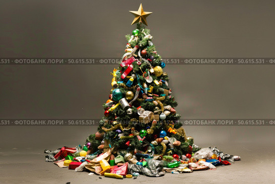 Christmas tree overflowing with trash and garbage symbolizing consumerism. Стоковое AI-изображение, AI-художник Иван Рябоконь / Фотобанк Лори
