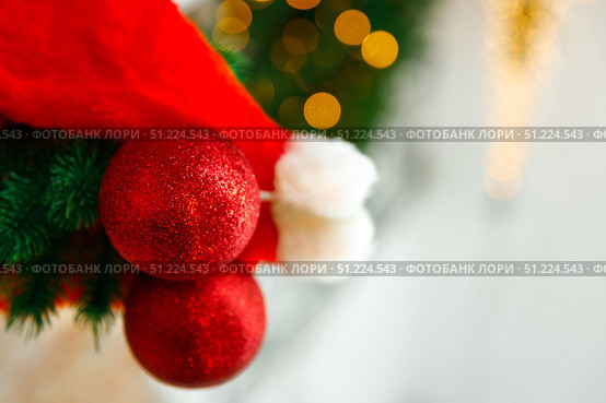 Christmas tree toy and spruce branch are reflected on mirror. Стоковое фото, фотограф Aleksandra Selivanova / Фотобанк Лори