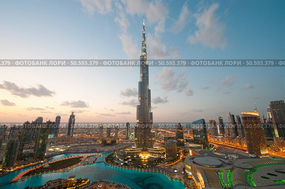 City lights in Dubai at sunset. Стоковое фото, агентство Ingram Publishing / Фотобанк Лори
