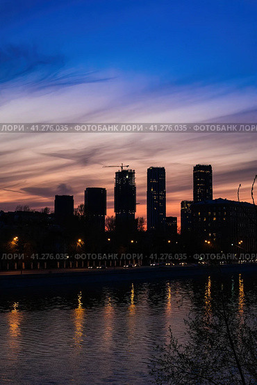 City skyline with modern buildings and river at night in Moscow. Стоковое фото, фотограф Константин Григорьев / Фотобанк Лори