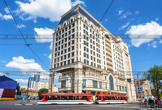Cityscape with flowers, red tram and Lotte Hotel Samara (2019 год). Редакционное фото, фотограф FotograFF / Фотобанк Лори