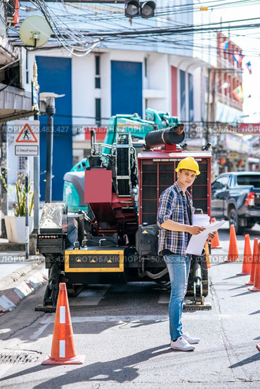 Civil engineers work on large road and machinery conditions. Стоковое фото, агентство Ingram Publishing / Фотобанк Лори