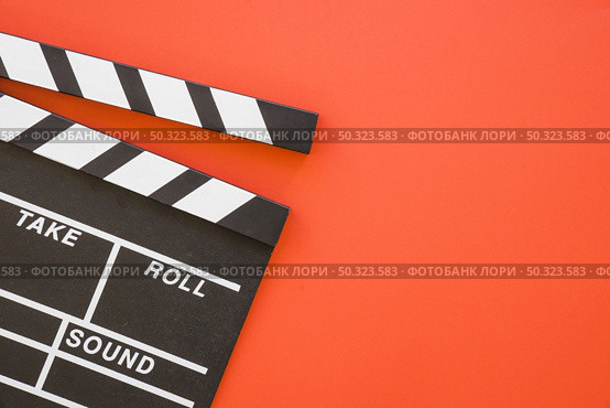 clapperboard on red background with space. Стоковое фото, агентство Ingram Publishing / Фотобанк Лори