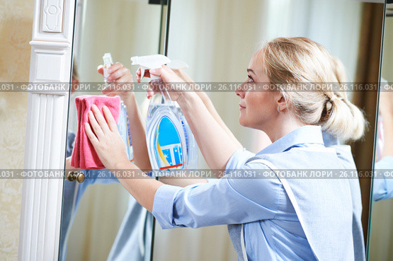Cleaning service. hotel staff clean mirror. Стоковое фото, фотограф Дмитрий Калиновский / Фотобанк Лори