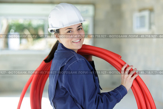 clever woman repairing bathroom pipes. Стоковое фото, агентство Ingram Publishing / Фотобанк Лори