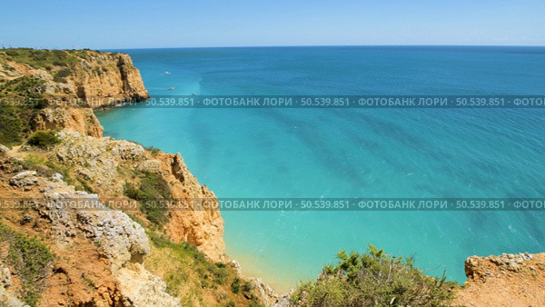 Cliffs view by Atlantic Ocean, Lagos, Algarve, Portugal. Стоковое фото, агентство Ingram Publishing / Фотобанк Лори