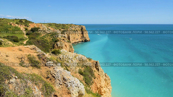 Cliffs view by Atlantic Ocean, Lagos, Algarve, Portugal. Стоковое фото, агентство Ingram Publishing / Фотобанк Лори