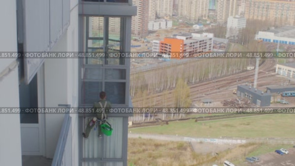 climber wash in a high-rise building. Стоковое видео, видеограф Елизавета Малкова / Фотобанк Лори