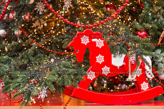 Close-up. Beautiful red horse on a Christmas tree. Beautiful Christmas background. Concept of preparing for the New Year. New Year's card 2026. Стоковое фото, фотограф Photojuli / Фотобанк Лори