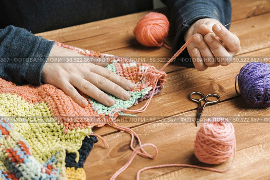 close up finishing up weave piece. Стоковое фото, агентство Ingram Publishing / Фотобанк Лори