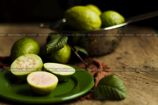 close up guava fruits plate. Стоковое фото, агентство Ingram Publishing / Фотобанк Лори
