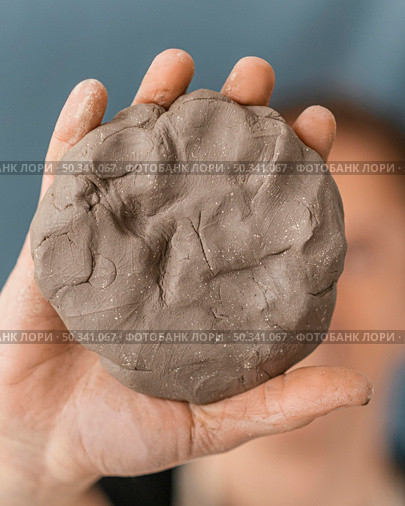 close up hand holding clay. Стоковое фото, агентство Ingram Publishing / Фотобанк Лори