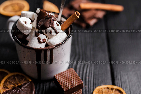 close up hot chocolate with marshmallows cinnamon stick dried orange slices. Стоковое фото, агентство Ingram Publishing / Фотобанк Лори