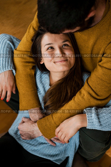 close up man kissing woman head. Стоковое фото, агентство Ingram Publishing / Фотобанк Лори