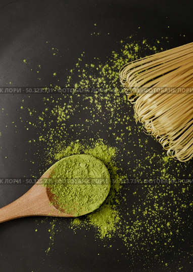 close up matcha tea powder wooden spoon with bamboo whisk. Стоковое фото, агентство Ingram Publishing / Фотобанк Лори
