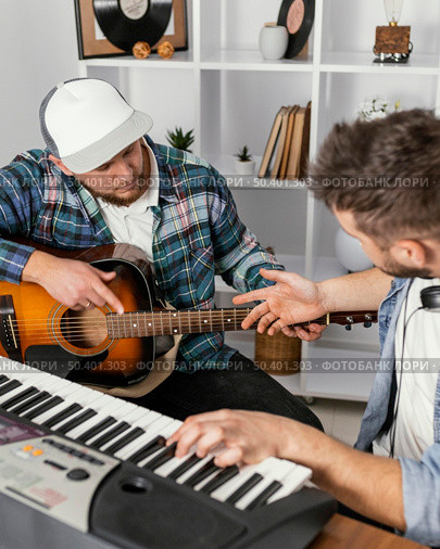 close up musicians making music. Стоковое фото, агентство Ingram Publishing / Фотобанк Лори