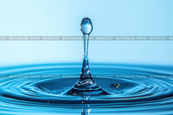 Close-up of a single water droplet captured mid-splash. Clear ripple effect on blue liquid surface. Minimalist style. Clean, pure, and refreshing concept. Studio lighting. Space for text. Banner. Стоковое AI-изображение, AI-художник Евгений Демидюк / Фотобанк Лори