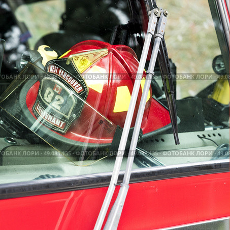 Close-up of fireman’s helmet in firetruck, Horseshoe Bay, West Vancouver, British Columbia, Canada. Стоковое фото, агентство Ingram Publishing / Фотобанк Лори