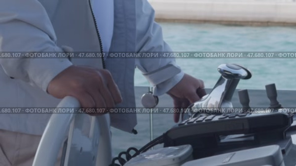 Close-up of the captain's hands at the helm. He controls the movement of the yacht. Стоковое видео, видеограф Aleksey Kidisyuk / Фотобанк Лори