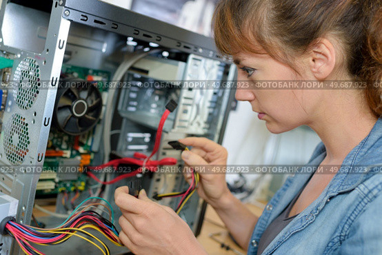 close up of the woman assembler. Стоковое фото, агентство Ingram Publishing / Фотобанк Лори