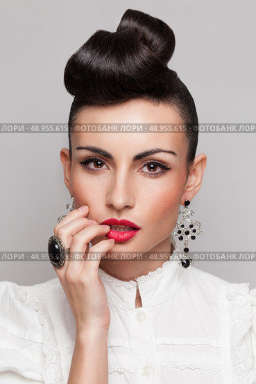 Close Up of vintage styling model with makeup and updo. accessories. Red lips. White lacy shirt. Стоковое фото, агентство Ingram Publishing / Фотобанк Лори