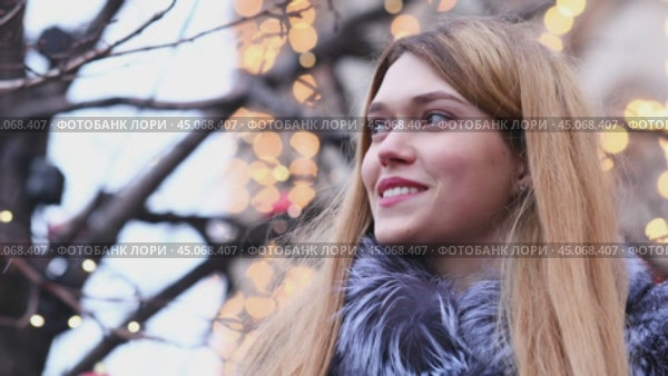Close up of young beautiful blonde woman in fur coat, winter outdoors. Стоковое видео, видеограф Андрей Аркуша / Фотобанк Лори