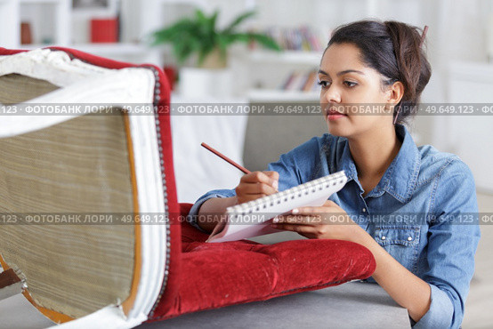 close-up of young beautiful woman writing in notebook. Стоковое фото, агентство Ingram Publishing / Фотобанк Лори