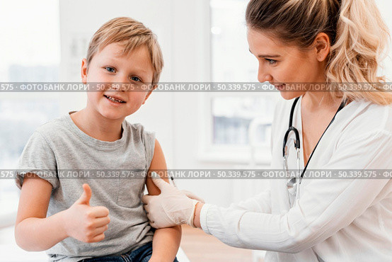close up pediatrician vaccinating kid. Стоковое фото, агентство Ingram Publishing / Фотобанк Лори