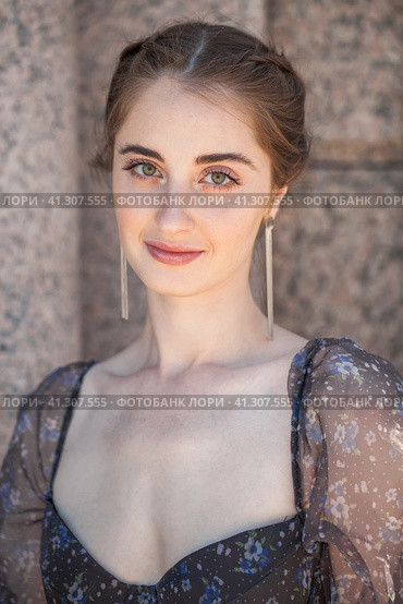 Close up portrait of a young brunette girl, summer park outdoors. Стоковое фото, фотограф Андрей Аркуша / Фотобанк Лори