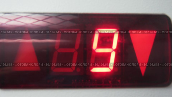 Close-up - Red Elevator Digits Are Counted Down. Стоковое видео, видеограф Pavel Biryukov / Фотобанк Лори