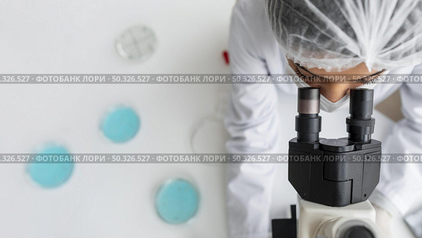 close up researcher looking through ocular lens. Resolution and high quality beautiful photo. close up researcher looking through ocular lens. High quality beautiful photo concept. Стоковое фото, агентство Ingram Publishing / Фотобанк Лори