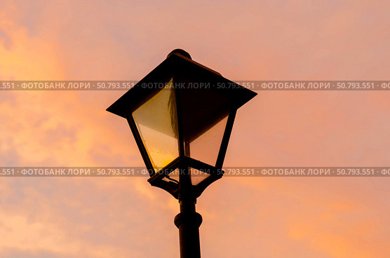 Close up, retro street lamp at sunset. Стоковое фото, фотограф Андрей Митин / Фотобанк Лори