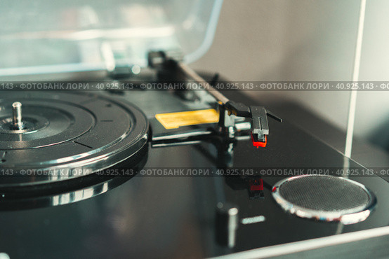 Close up shot of a vintage record player. Стоковое фото, фотограф Сергей Толмачёв / Фотобанк Лори