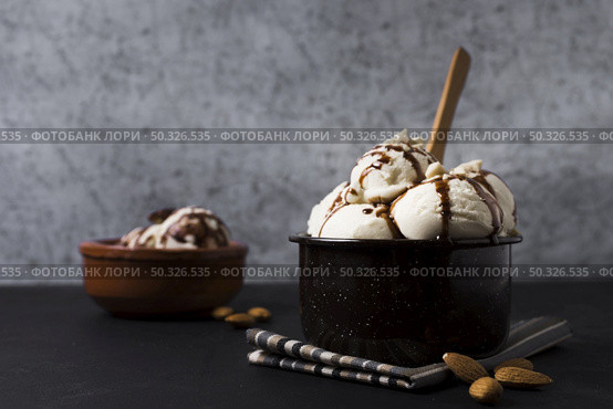 close up tasty ice cream scoops with topping. Resolution and high quality beautiful photo. close up tasty ice cream scoops with topping. High quality beautiful photo concept. Стоковое фото, агентство Ingram Publishing / Фотобанк Лори