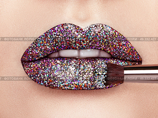 Close up view of Beautiful Woman Lips with Colorful Lipstick. Open Mouth with white Teeth. Cosmetology, drugstore or Fashion Makeup Concept.  Beauty studio shot. Passionate Kiss. Стоковое фото, агентство Ingram Publishing / Фотобанк Лори