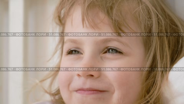 Close-up view of little child girl telling story. Smiling girl talking, making faces. Portrait of cute pretty blonde hair 4 years kid. Soft natural light, low contrast. People and family concept. Стоковое видео, видеограф Марина Демидюк / Фотобанк Лори