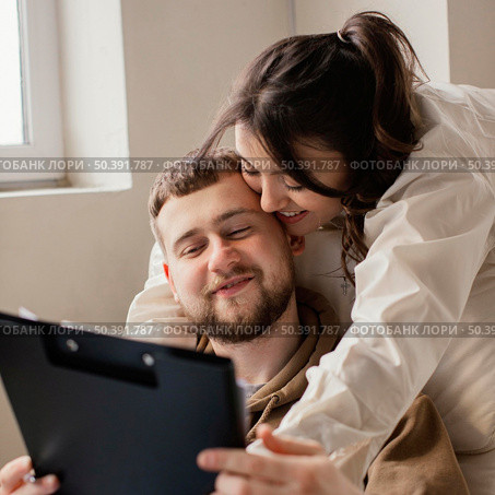 close up woman holding man. Стоковое фото, агентство Ingram Publishing / Фотобанк Лори