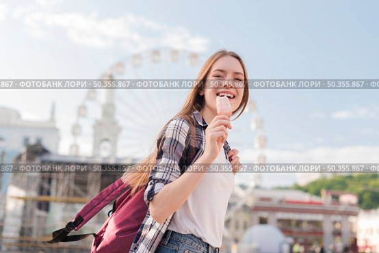 close up woman holding popsicle icecream smiling. Стоковое фото, агентство Ingram Publishing / Фотобанк Лори