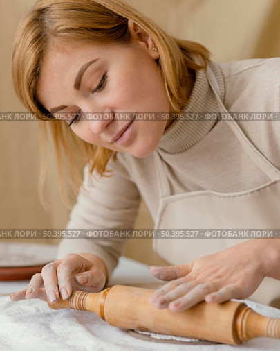 close up woman with rolling pin. Стоковое фото, агентство Ingram Publishing / Фотобанк Лори