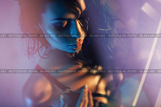 Closeup image of a beautiful brunette woman. Стоковое фото, агентство Ingram Publishing / Фотобанк Лори