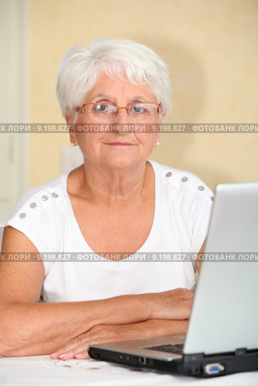Closeup of elderly woman with laptop computer. Стоковое фото, фотограф Fabrice Michaudeau / PantherMedia / Фотобанк Лори
