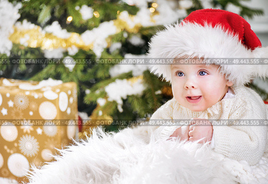Closeup portrait of a little santa boy. Стоковое фото, агентство Ingram Publishing / Фотобанк Лори