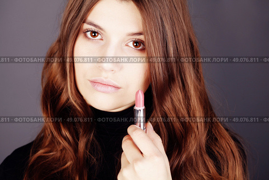 Closeup portrait of beautiful brunette young woman model with nude makeup with perfect clean skin posing in studio for beauty photo shoot, retouched image. High fashion look. Стоковое фото, агентство Ingram Publishing / Фотобанк Лори